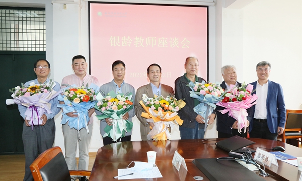 邬书记与银龄教师合影留念_副本.jpg