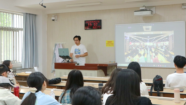 许嘉明在为凤岗学习学妹传授无人机航拍的基本知识_副本.jpg