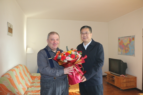 罗军副校长慰问外籍教师Kirill 克瑞尔_副本.jpg