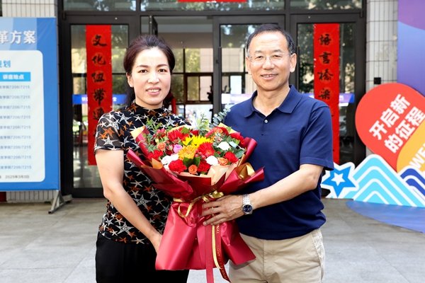 校党委副书记闫祖书慰问语言文化学院党委副书记 滕艳萍_副本.jpg