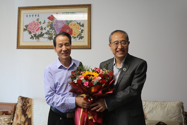 纪委书记陈红慰问离退休教师吕金印_副本.jpg